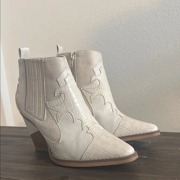 Elegant White Ankle Boots - Picture 1 of 5